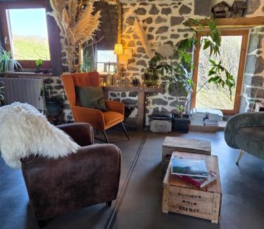 Saint-Pierre-le-Chastel Hotel | Les Volca'lodges de Tournebise