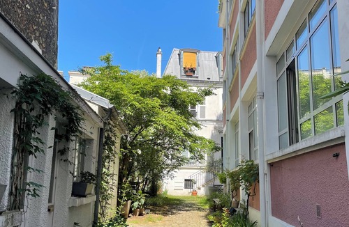 Combat Apartment | Light-Filled Loft – A Quiet Haven in the Belleville-Jourdain districts