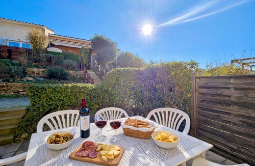 Calvisson Apartment | L’Instant Douceur, 2 guests, Pool in Calvisson