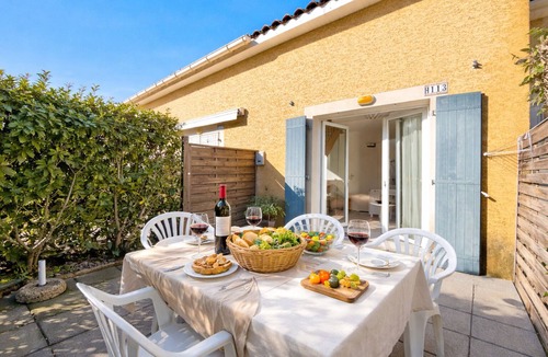 Calvisson Apartment | L’Instant Douceur, 2 guests, Pool in Calvisson