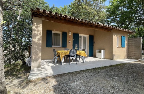 Cabrieres-d'Avignon Cottage | Lodge in a small private residence with swimming pool in a green setting