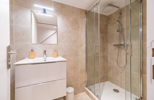 Guingamp Apartment | Logement D'exception : 6 Chambres et Babyfoot