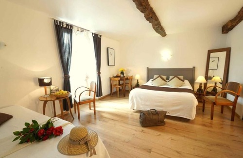 Saint-Pierre-de-Riviere Hotel | Logis Auberge La Barguillère