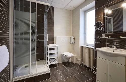 Bourgoin-Jallieu Hotel | Logis Hôtel la Commanderie de Champarey