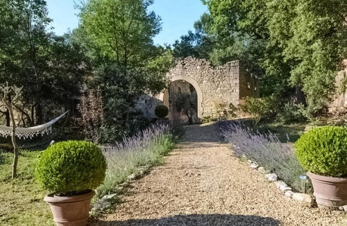 Rustrel House | Look forward to a relaxing vacation in this comfortable house with pool.