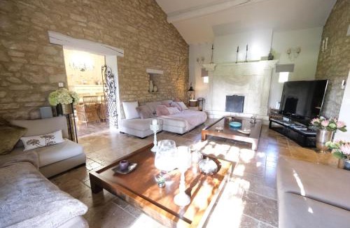 L'Isle-sur-la-Sorgue Villa | luxury farm jacuzzi heated pool in Isle sur la sorgue