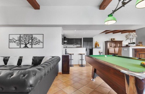 Gairaut House | Magnificent Villa, Terrace, Swimming Spa, Garden.