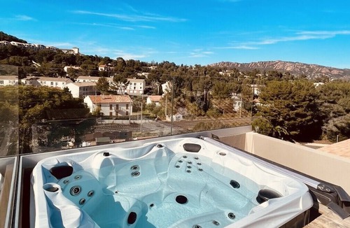 Le Dramont Condo | Magnifique Duplex Contemporain Climatisé Jacuzzi Ref : Duplex Vill'Attilio