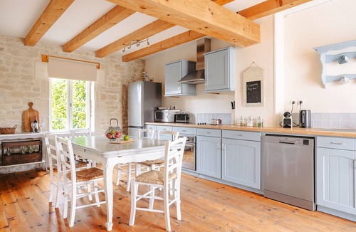 Vergne House | Maison 'Ambre' with Shared Pool & Spa, Private Terrace, and Wi-Fi
