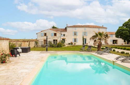 Vergne House | Maison 'Ambre' with Shared Pool & Spa, Private Terrace, and Wi-Fi