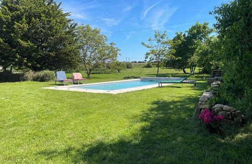 Surgeres House | Maison Charentaise Idéale Pour une Famille Avec Grand Parc et Piscine