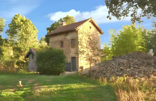 Chenerailles - Auzances - Bellegarde et Haut Pays Marchois House | Maison charmante à Charron avec piscine partagée
