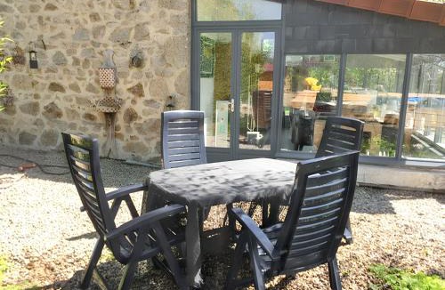Chenerailles - Auzances - Bellegarde et Haut Pays Marchois House | Maison charmante à Charron avec piscine partagée
