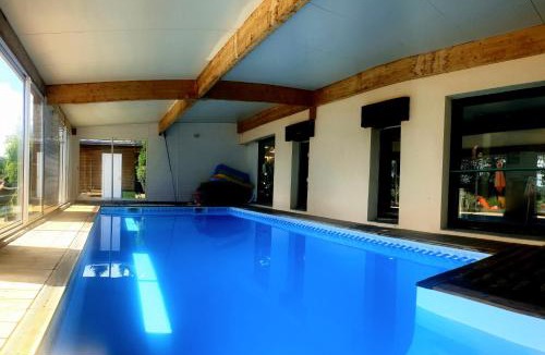 Saint-Pardoux-le-Vieux House | Maison conviviale 8 personne avec piscine intérieure, à la campagne