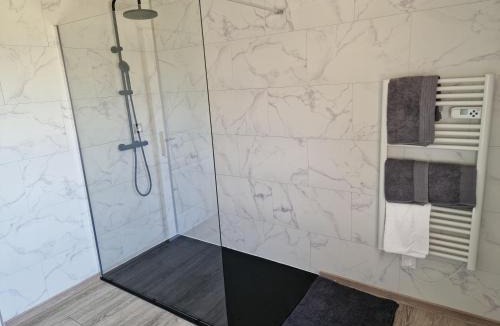 Liginiac Apartment | Maison cosy et nature avec vue sur le lac de Neuvic