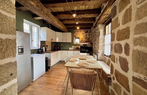 Donzenac House | Maison d'Autrefois - Typique - 4 pers. - Dans le bourg de Donzenac