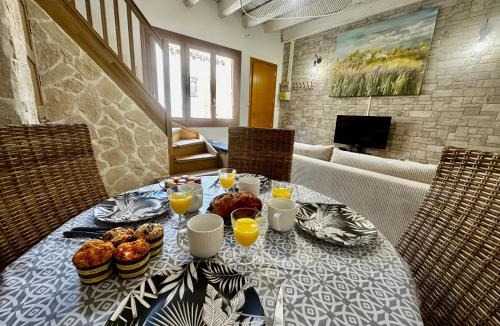 Aigues-Mortes Medieval City Apartment | Maison dans les remparts d'Aigues-Mortes