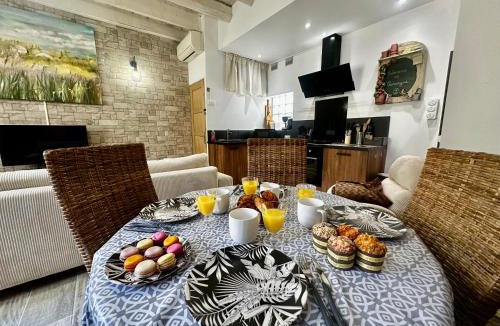 Aigues-Mortes Medieval City Apartment | Maison dans les remparts d'Aigues-Mortes