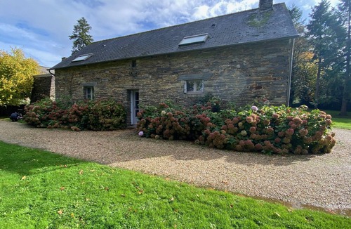 Sixt-sur-Aff House | Maison de Campagne Dans le Parc D'un Manoir du 16e Siècle