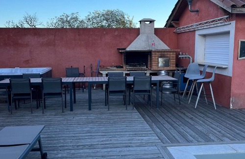 Saint-Maurice-sur-Dargoire House | Maison de Campagne Tranquille à 30 Minutes de Lyon Avec Piscine, Boulodrome