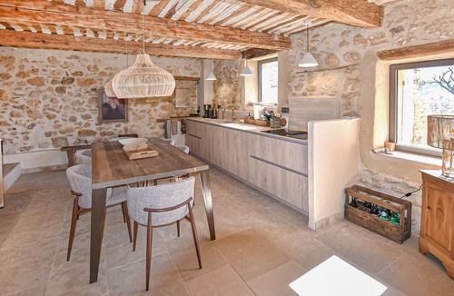 Rustrel House | Maison en pierre avec piscine