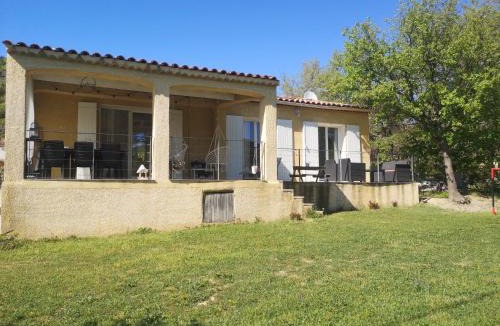 Mallemoisson House | Maison ensoleillée de plain-pied ouvert sur un jardin clôturé