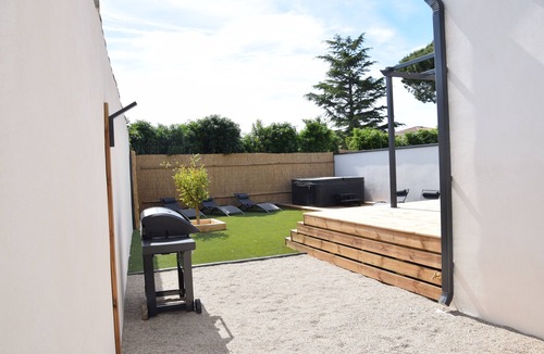 Saint-Just House | Maison Grenadier, Climatisee Avec Terrasse, Jardin ET Jacuzzi Prive