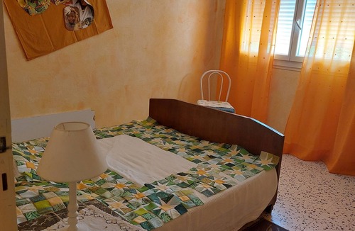 Cases-de-Pene House | Maison Isolée Avec Jardinage Calme, Très Lumineuse