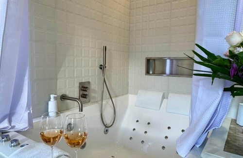 Prado - Republique House | Maison LYO - "Lys" Romantic Luxury Suite