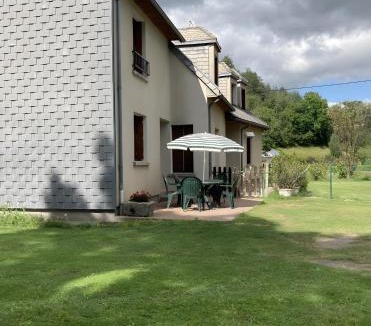 Chambon-sur-Lac House | Maison Mitoyenne avec Jardin
