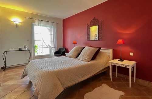 La Fagette Bed & Breakfast | Maison Oléa - "Pourpre" guest room overlooking the Vézère valley