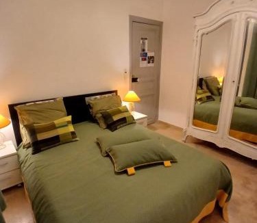Pierrefeu-du-Var Bed & Breakfast | Mes nuits au château au domaine du pressoir