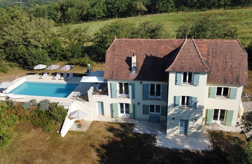 Martel House | Mirandole, modern holiday home with views and heated pool