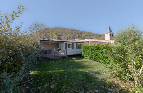 Roquefeuil House | Mobile Home 'Climatisé 4 Pers' with Shared Terrace, Private Garden and Wi-Fi