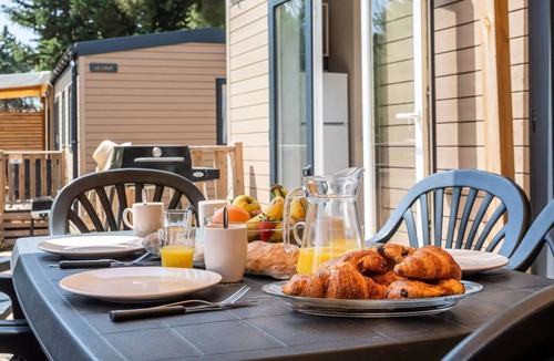 La Garde-Freinet House | Mobile Home | Comfort | 3 Bedrooms | 6 Guests | Raised Deck | A/C