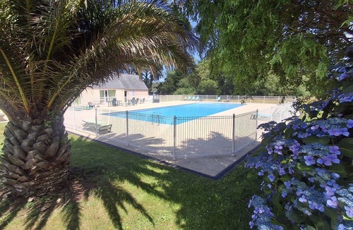 Tregastel House | Mobile Home 'Côte de Granit Rose' with Shared Pool, Private Terrace & Garden, "Ty Men Roz"