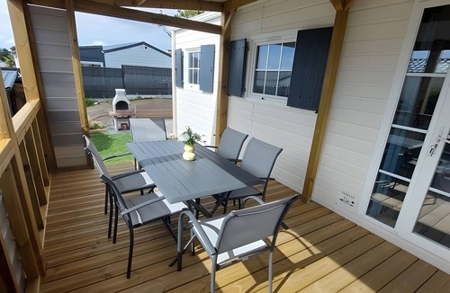 Tregastel House | Mobile Home 'Côte de Granit Rose' with Shared Pool, Private Terrace & Garden, "Ty Men Roz"