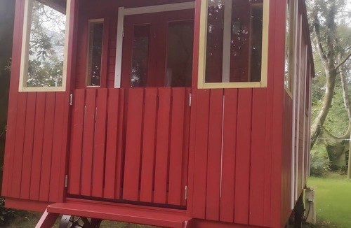 Cast House | Mobile Home 'Katy - 15mins Plages Et Douarnenez' with Shared Garden