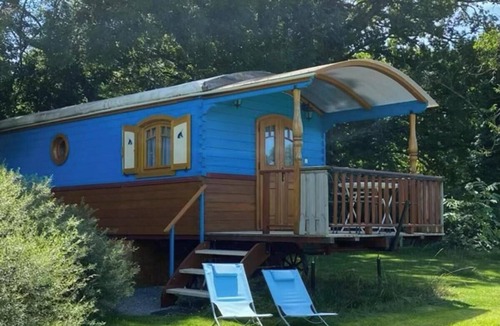 Saint-Pardoux RV Rental | Mobile Home 'Roulotte Miranda' with Shared Pool, Wi-Fi and Air Conditioning