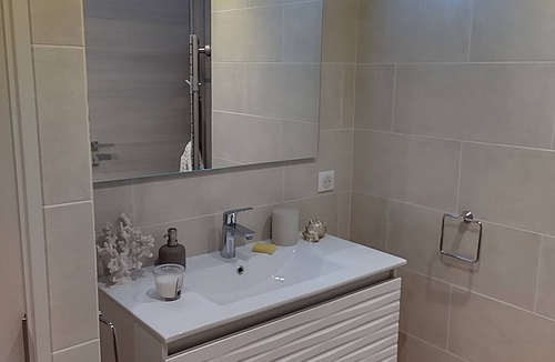 Gairaut Apartment | Modern apartment with large terrace