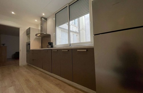 La Rochelle City Centre Apartment | Modern Charm, Old Port, Sleeps 4