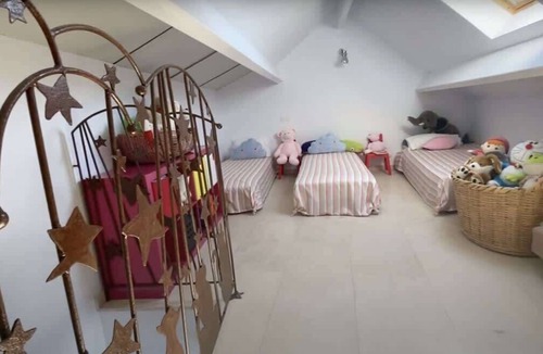 Dun-le-Palestel Apartment | Modern Loft with Play Area in Dun-le-Palestel