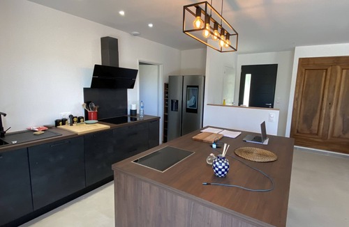 Cabrieres-d'Avignon House | Modern Provencal farmhouse, underfloor air-conditioning in all rooms, saltwater swimming pool.