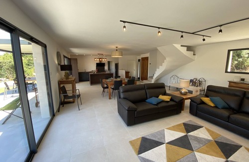 Cabrieres-d'Avignon House | Modern Provencal farmhouse, underfloor air-conditioning in all rooms, saltwater swimming pool.