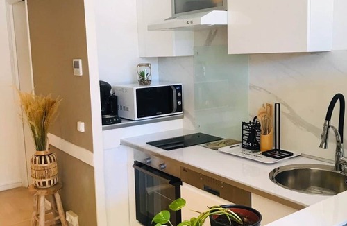 Riquier Apartment | Nice Garibaldi 3BR Apartment - Old Town, AC, Walk Everywhere
