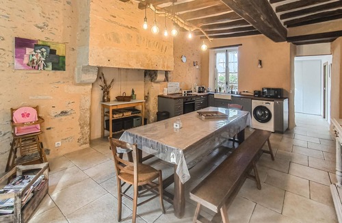 Parennes House | Nice home in Parennes with outdoor swimming pool