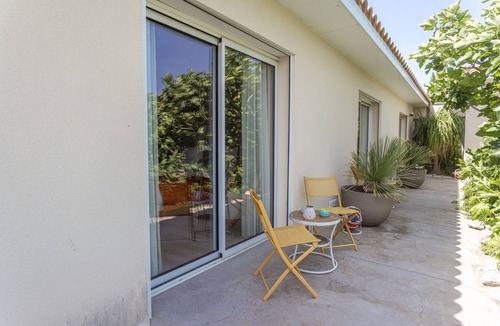 Bompas Apartment | “Nomade” Guest Room with Shared Pool, Wi-Fi & Air Conditioning