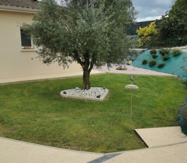 Marcillac-Saint-Quentin Bed & Breakfast | "Notre Bastide" Maison et table d'hôtes à 5 mn de Sarlat, climatisation, Piscine, jacuzzi