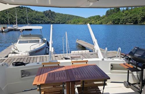 Vals d'Aix et Isable Boat Rental | Nuits insolites sur un bateau 12m en pleine nature