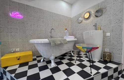 Le Camas Apartment | Pop Art